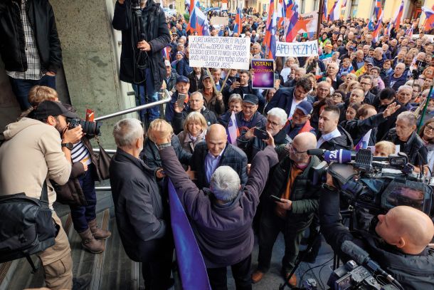 Janez Janša med svojimi podporniki pred celjskim sodiščem 