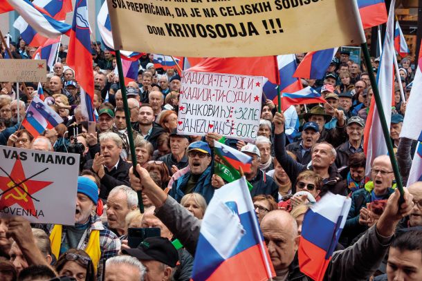 Ne pravosodje, temveč »krivosodje«! Na desnici uporabljajo besednjak, ki jim omogoča širiti sovraštvo in slikati sovražnike. (Na fotografiji: shod v podporo Janezu Janši pred celjskim sodiščem, kjer proti njemu poteka sojenje v zadevi Trenta, 26. november 2024)