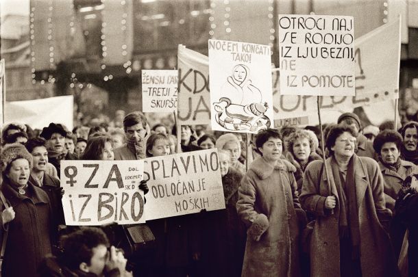 Shod pred parlamentom v podporo pravici do splava v času sprejemanja slovenske ustave, Ljubljana, 11. december 1991 