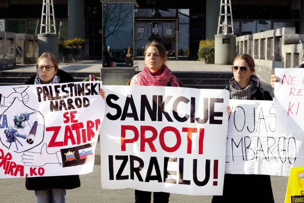 Poziv k sankcijam proti Izraelu pred obrambnim ministrstvom v Ljubljani 