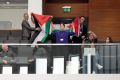 Protest Gibanja za pravice Palestincev na balkonu državnega zbora  