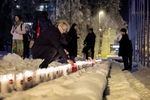 Vojk Volk med prižiganjem sveče za Gazo na ljubljanskem Trgu republike 22. januarja 2024