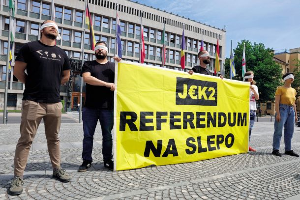 Še preden se je začela uradna predreferendumska kampanja o izgradnji novega bloka jedrske elektrarne Krško, so se pojavili protesti in zahteve, naj se vse skupaj zaustavi (na fotografiji majska akcija nevladnih organizacij zaradi sprejetja sporne resolucije o rabi jedrske energije v Sloveniji) 