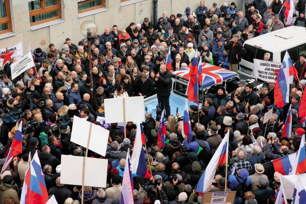 »Slovensko sodstvo je rak rana naše države. Porušiti ga je potrebno do tal in na novo postaviti« - tako je Žan Mahnič že pred časom napisal na omrežju X. Svoje grožnje pa je nato stopnjeval še pred celjskim sodiščem (na fotografiji, ki je nastala pred stavbo celjskega sodišča, Janez Janša žuga pravosodju, sledilci pa ga zbrano poslušajo)