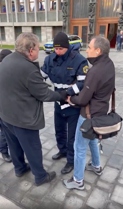 Zaradi nasilnega napada enega od protestnikov je morala posredovati policija