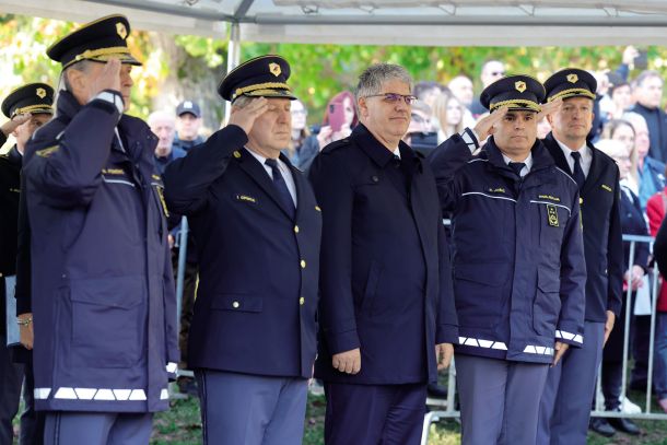 Notranji minister Boštjan Poklukar in (ne) zakonito imenovani generalni direktor policije Senad Jušić sta morda pred najtežjo preizkušnjo doslej – urejanjem neurejene in vase zaprte ekipe policistov, ki varuje najvišje politične funkcionarje