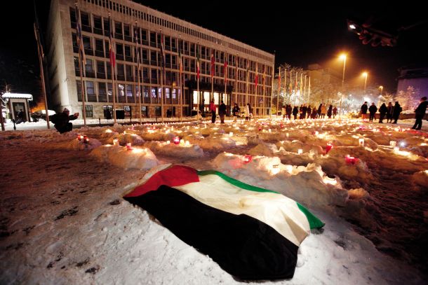 Januarja smo objavili peticijo za končanje izraelskih napadov na Palestino ter spoštovanje in uresničevanje mednarodnega prava ter človekovih pravic – »Dost je!«. To je podpisalo več kot 10.000 ljudi. Peticiji je 22. januarja sledila akcija »Sveče za Gazo« (na fotografiji). Pred stavbo slovenskega parlamenta je potekal zbor ljudi, ki so se prišli poklonit mrtvim v Gazi in prižgat svečo v njihov spomin. Na koncu je bilo prižganih skoraj 2000 sveč. 