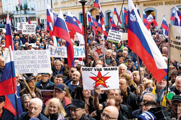 Protest pred sodiščem v Celju