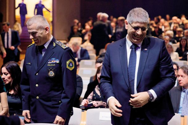 Brata v godlji: Senad Jušić, generalni direktor policije, in minister za notranje zadeve Boštjan Poklukar na državni proslavi ob dnevu samostojnosti in enotnosti   