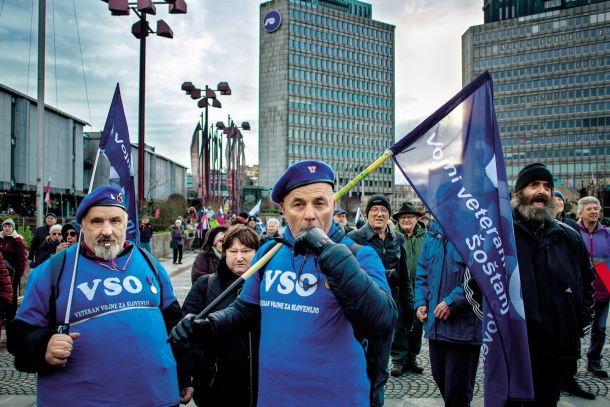 Tik pred naskokom na fotografa: Ruparjevi upokojenci na protestu v Ljubljani (fotografija je simbolična