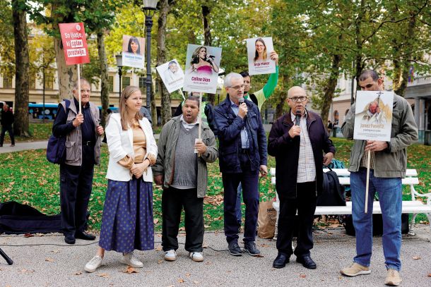 Urška Cankar Soares, pobudnica Pohoda za življenje, ki želi v Sloveniji omejiti pravico do svobodnega odločanja o rojstvu otrok (na fotografiji s predstavniki brazilske katoliške skupnosti Deteta Jezusa na Kongresnem trgu v Ljubljani)