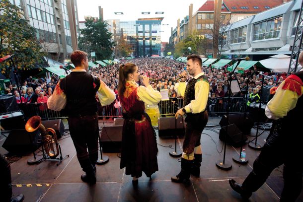 Ansambel Saša Avsenika na mariborskem martinovanju na Trgu Leona Štuklja.