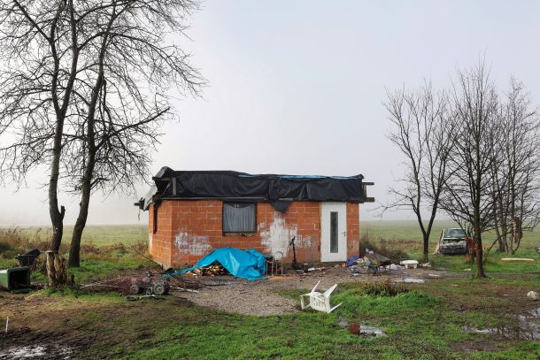 Hiša v romskem naselju Goriča vas, v kateri živi sedemčlanska družina