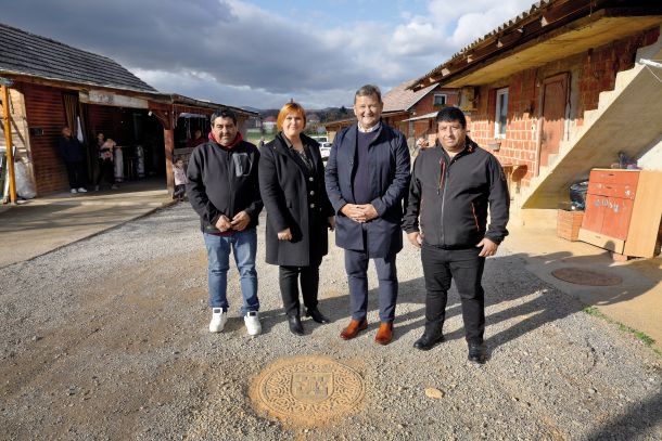 Slovesno odprtje kanalizacije v romskem naselju Boriha v občini Metlika, ki se ga je udeležil tudi minister za kohezijo Aleksander Jevšek, 26. november 2024