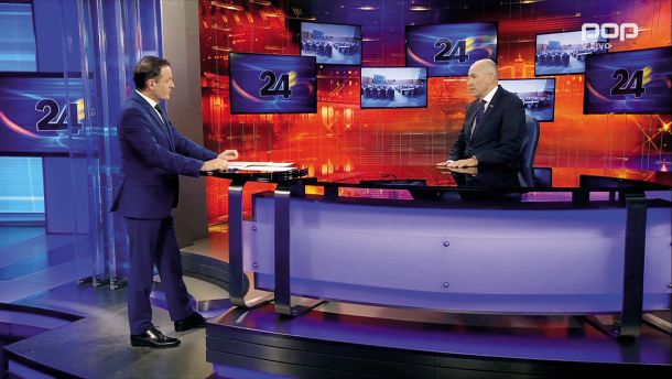 Voditelj Uroš Slak in predsednik SDS Janez Janša v oddaji 24ur zvečer