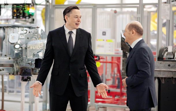 Konec ljubezni: Elon Musk in Olaf Scholz ob otvoritvi tovarne Tesla v Grunheidu v deželi Brandenburg leta 2022 