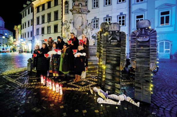 Pojoče lubenice, protestno prepevanje proti genocidu v Gazi, ponedeljki pred Mestno hišo, LJ