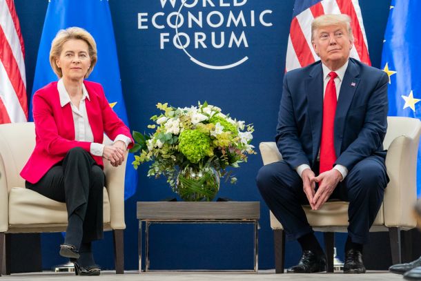 Ursula von der Leyen in Donald Trump leta 2020 v Davosu