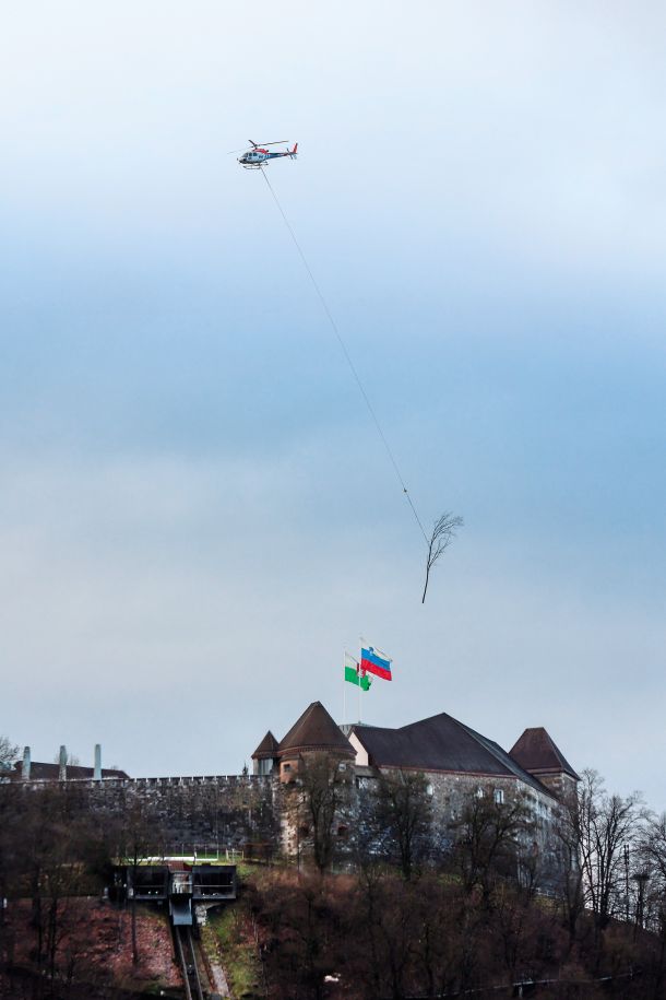 Helikoptersko spravilo lesa s sečnje na pobočju ljubljanskega Gradu 