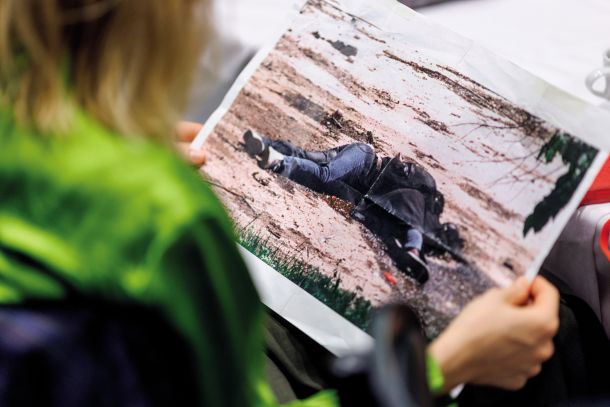 Igralka Kaja Petrovič si na uvodni vaji za predstavo Boško in Admira ogleduje fotografijo mrtvega para, ki ga je leta 1993 v obleganem Sarajevu ovekovečil ameriški fotograf Mark H. Milstein. 