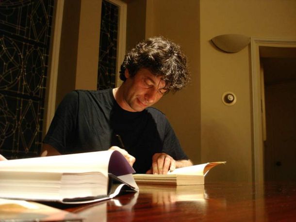 Priznani in večkrat nagrajeni angleški pisatelj in scenarist Neil Gaiman je avtor številnih kultnih fantazijskih romanov in literarnih del za otroke in mladino