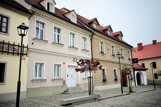 Podjetje Vital QI je novembra lani že dobilo prvih 68.250 evrov od 1,06-milijonske subvencije za Boutique Wine Hotel Vila Lent. Nabiralnik ob vhodu, poln priimkov – tudi Von Horvath, odpira vprašanje, ali v stavbi ljudje živijo. 