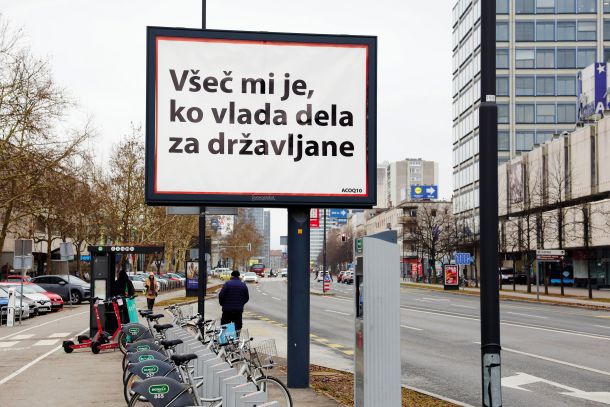 Eden izmed množice plakatov, politično-oglasnih vsebin, ki je preplavil Slovenijo 