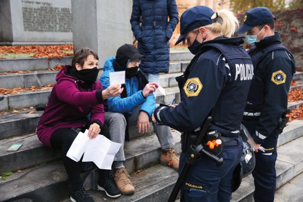 Vsi odloki Janševe vlade v povezavi z omejevanjem gibanja so bili neustavni. In bodo, dokler ne pride do primernih sprememb zakonodaje, neustavni tudi danes, jutri, prihodnjih 14 dni …