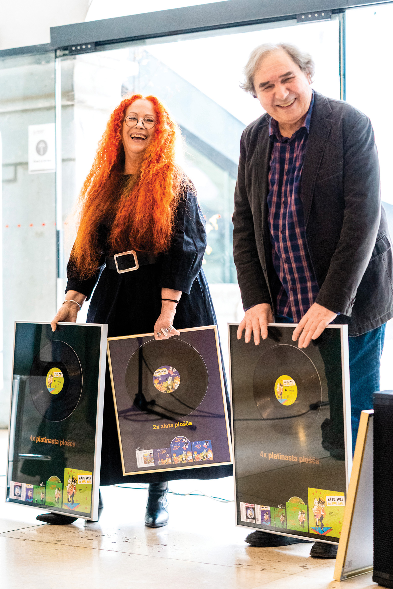 Podelitev štirikrat platinaste plošče za projekt Maček Muri in Muca Maca ter dvakrat zlate plošče za projekt Mačji sejem avtorjev Kajetana Koviča, Jerka Novaka in Nece Falk; Mestni muzej Ljubljana | Marko Alpner