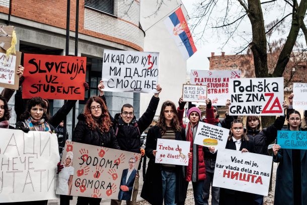 Solidarnost s študenti na protestih v Srbiji pred srbskim veleposlaništvom v Ljubljani