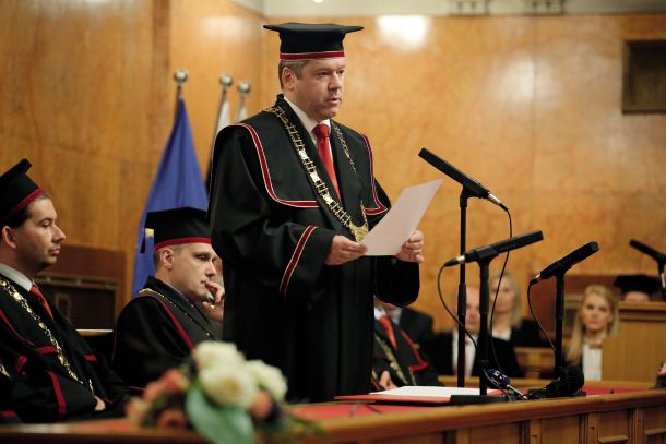 Minister za visoko šolstvo Igor Papič v času, ko je še nosil rektorsko obleko ljubljanske univerze 