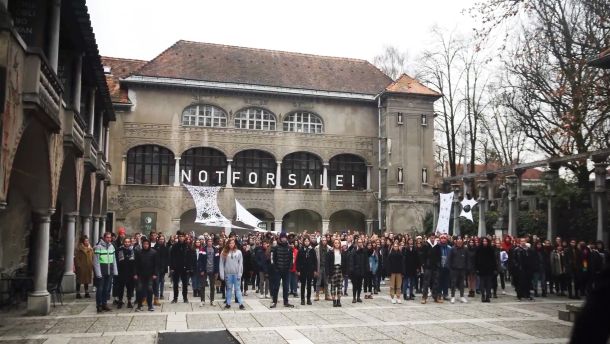 Dijaki in dijakinje Srednje šole za oblikovanje in fotografijo so leta 2019 apelirali na široko slovensko javnost, pa tudi na arhitekturno stroko in dediščinarje, naj jih ne pustijo na cedilu in jih podprejo v njihovi želji, da ostanejo v Križankah.