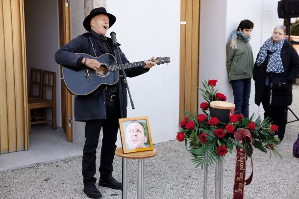 Slovo od Blaža Ogorevca s Tisto črno kitaro Vlada Kreslina, Mestno pokopališče Škofja Loka 