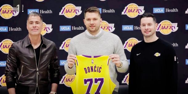 Luka Dončić (v sredini) z dresom novega kluba LA Lakers