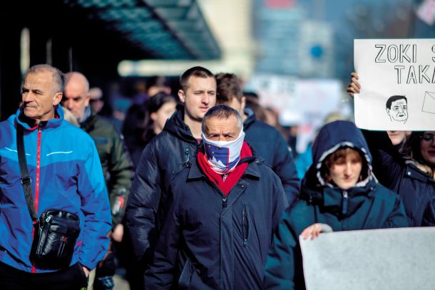 Zamaskirani Franc Pukšič iz Destrnika na protestih proti Zoranu Jankoviću v Ljubljani