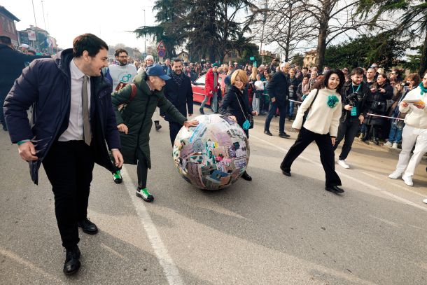 Povorka italijanskih udeležencev parade je čez nevidno mejo zakotalila veliko kroglo iz časopisnega papirja, delo slovitega umetnika Michelangela Pistoletta, in jo kot nekakšno baklo miru simbolično predala slovenskemu delu povorke