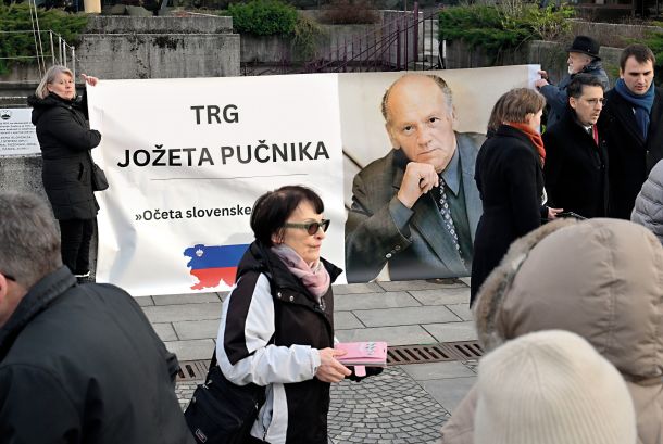 Slovesnost seniorjev SDS in Slovenske demokratske mladine 13. januarja 2025 v spomin na Jožeta Pučnika na ljubljanskem Trgu republike, ki bi ga SDS rada preimenovala v Trg Jožeta Pučnika 