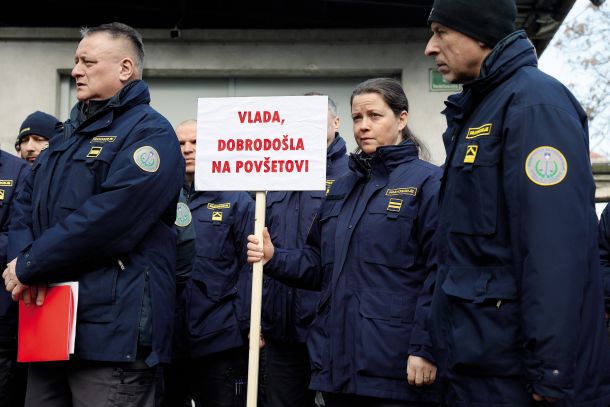 Protest pravosodnih policistov pred zaporom na Povšetovi v Ljubljani