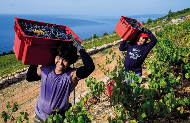 Filipinska delavca na Hrvaškem, kjer filipinska skupnost šteje okoli deset tisoč ljudi.