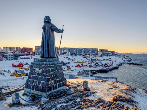 V grenlandski prestolnici Nuuk na griču nad zalivom stoji dva metra visok kamnit kip moža s pastirsko palico v desnici, Svetim pismom pod pazduho in pogledom, uperjenim proti morju. To je dansko-norveški misijonar Hans Egede, ki je leta 1721 prišel na Grenlandijo po pooblastilu danskega kralja, da bi koloniziral Inuite.