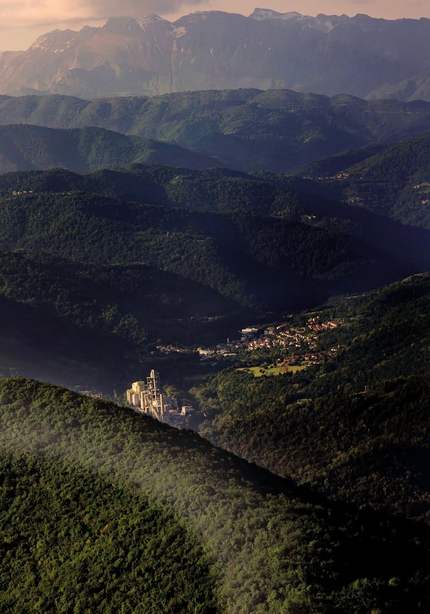 Naravne lepote srednje Soške doline objemajo industrijski objekt, katerega obratovanje ima že desetletja uničujoče posledice tako za zdravje lokalnega prebivalstva kot okolja. 