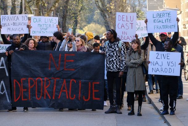 29. 3. 2023  |  DružbaProsilci za azil zahtevajo ustavitev deportacij na HrvaškoSTAVeč deset prosilcev za azil je včeraj skupaj z aktivističnimi organizacijami in sindikati v Ljubljani pripravilo protest proti diskriminatornim ukrepomV organizaciji Iniciative prosilcev za azil Vič/Kotnikova/Logatec in drugih aktivističnih organizacij ter sindikatov se je včeraj popoldan na Prešernovem trgu v Ljubljani zbralo približno 50 prosilcev za azil iz različnih držav, med drugim iz Burundija, Gane, Iraka, Irana in AfganistanaV organizaciji Iniciative prosilcev za azil Vič/Kotnikova/Logatec in drugih aktivističnih organizacij ter sindikatov se je včeraj popoldan na Prešernovem trgu v Ljubljani zbralo približno 50 prosilcev za azil iz različnih držav, med drugim iz Burundija, Gane, Iraka, Irana in Afganistana© Janez Zalaznik