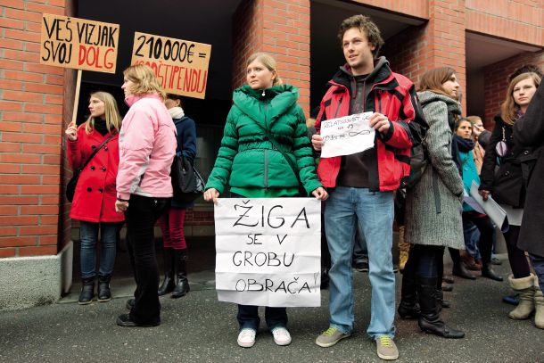 Že pred ducatom let so odločbe o Zoisovih štipendijah nerazumno zamujale. Danes ni nič drugače. (Na fotografiji protest zaradi neizdajanja odločb iz daljnega leta 2013) 