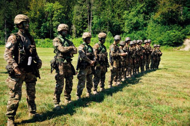 Strumna vrsta udeležencev vojaškega tabora na vadišču Mačkovec pri Bohinjski Beli 