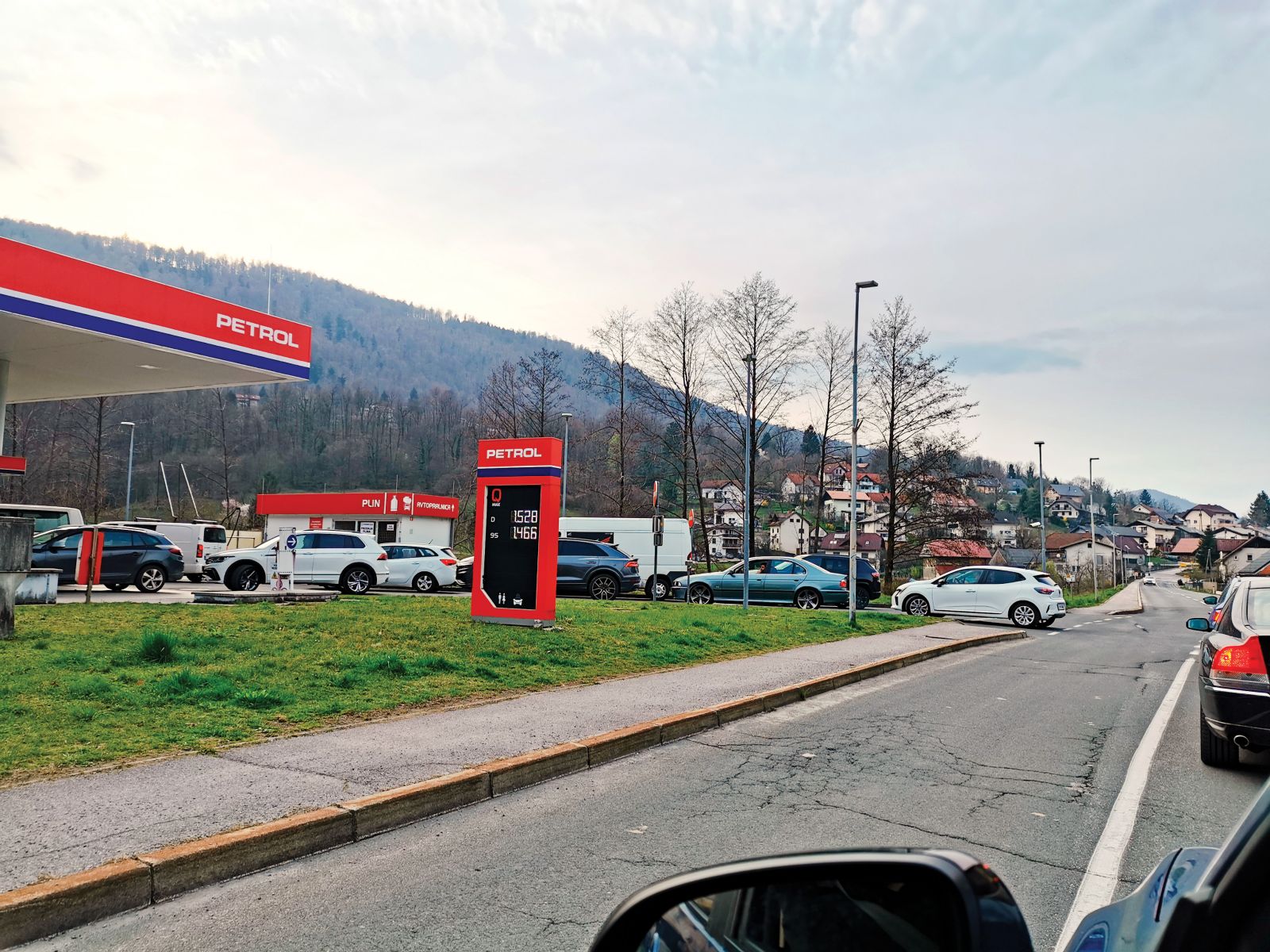 Janševa vlada »vrača uslugo« naftnim trgovcem