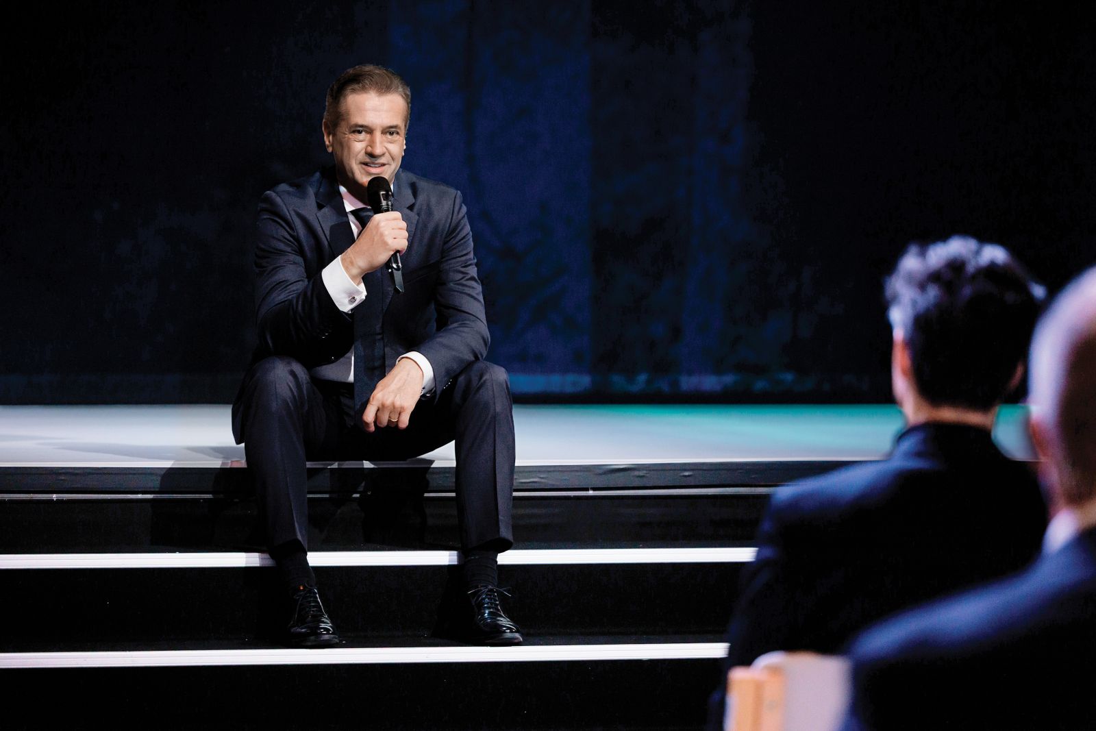 Robert Golob vzpostavil vlado v senci