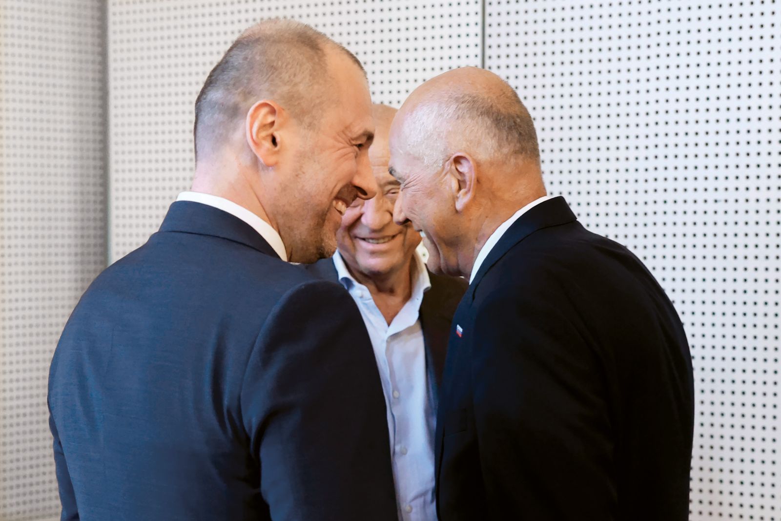 Foto tedna Blaž Brodnjak, NLB, Tibor Šimonka, GZS, in Janez Janša na ustanovitvi strateškega sveta za gospodarstvo | Borut Krajnc