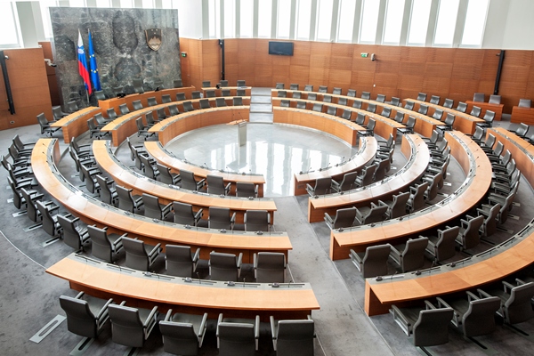 Državni zbor je podprl tri posvetovalne referendume