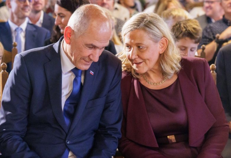 Okoli Janše je bazen, poln občudovalcev