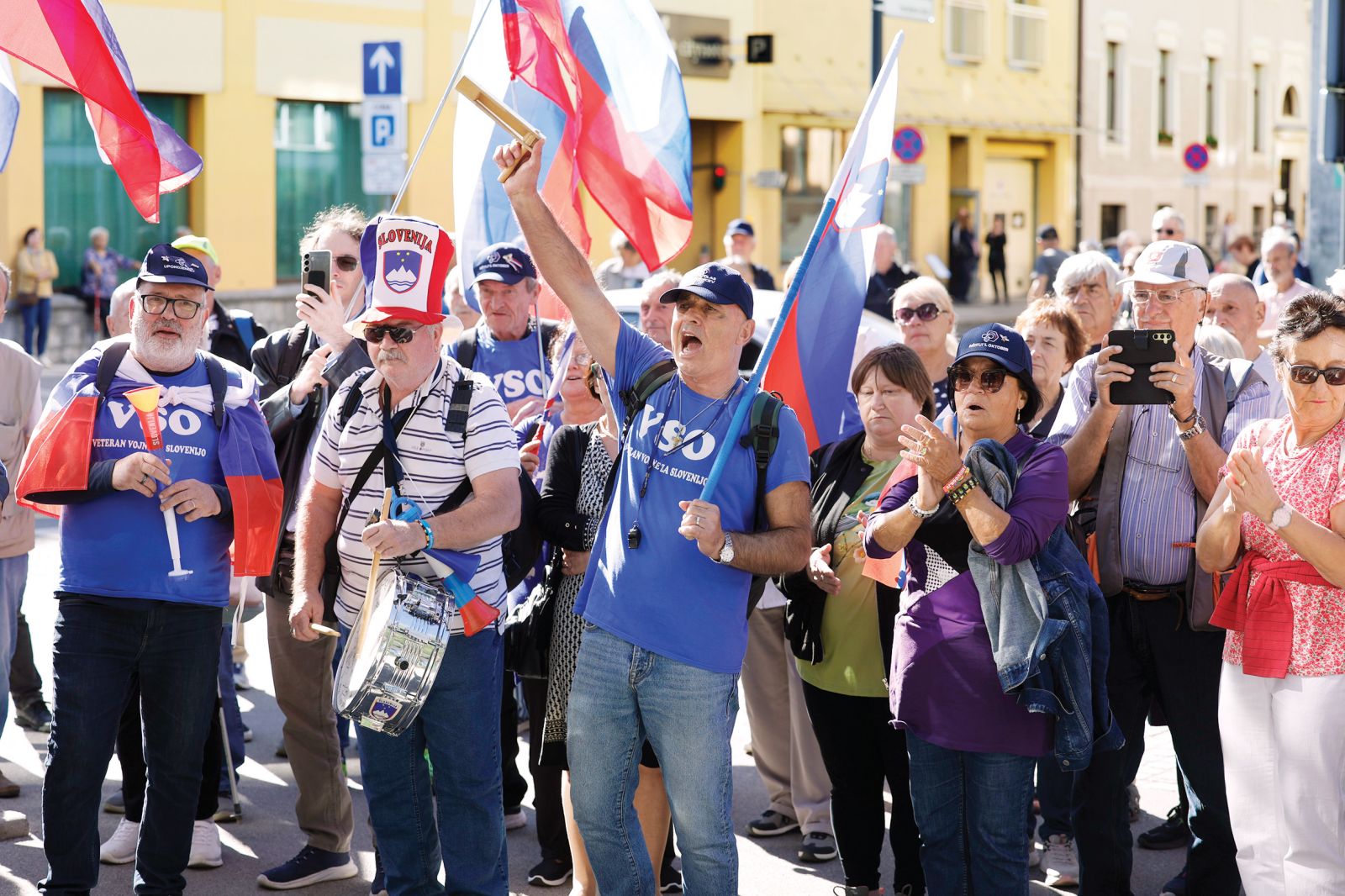 Protestni shod Ruparjevih upokojencev proti opoziciji pred stavbo RTV | Borut Krajnc